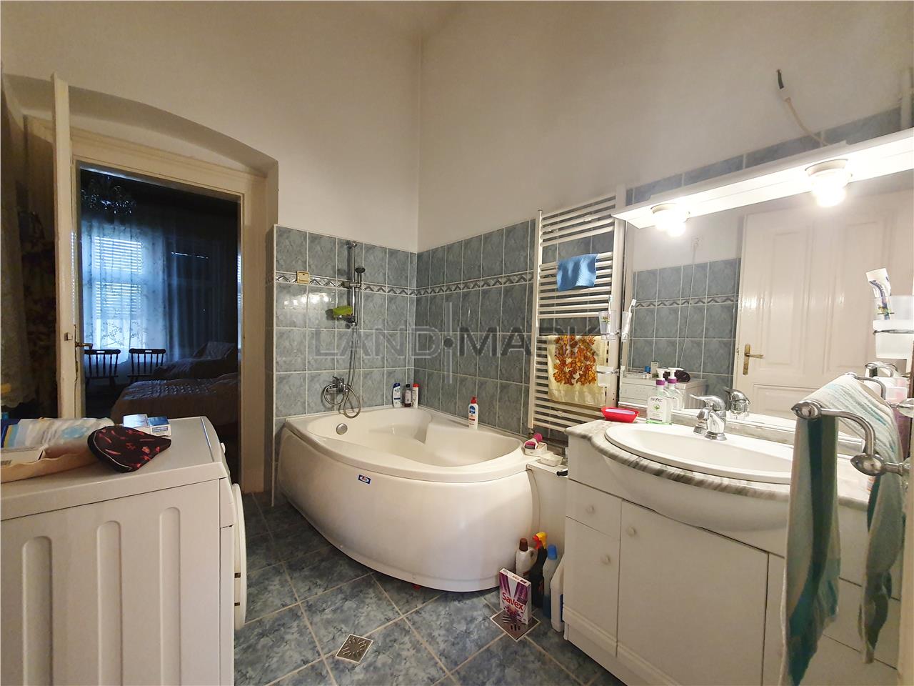 Apartament cu 3 camere,et 1 in cladire istorica zona centrala/Balcescu