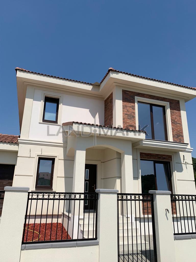 Duplex despartit prin garaj la liziera padurii Dumbravita Balcescu