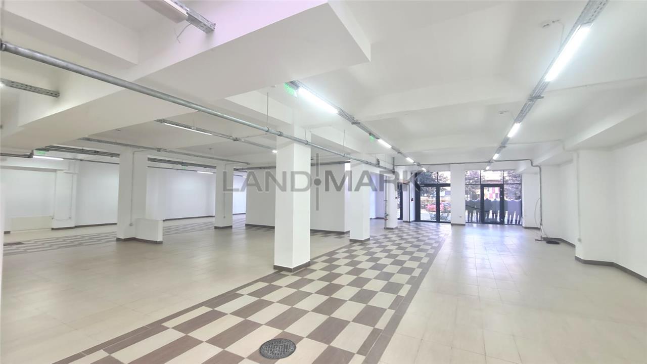 Spatiu comercial 850 mp , Vitrine, artera principala