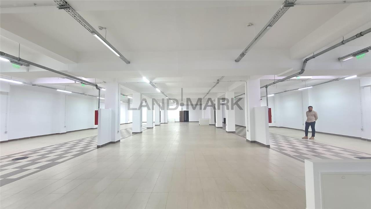 Spatiu comercial 850 mp , Vitrine, artera principala