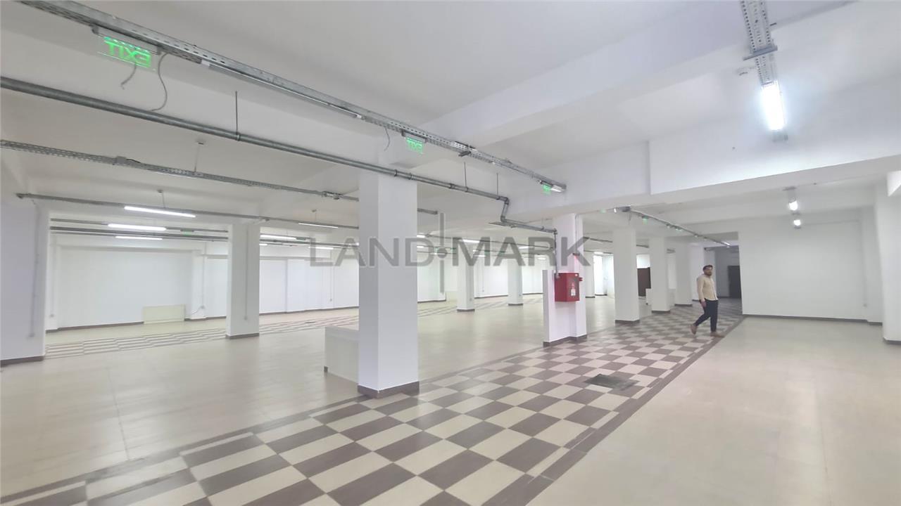 Spatiu comercial 850 mp , Vitrine, artera principala