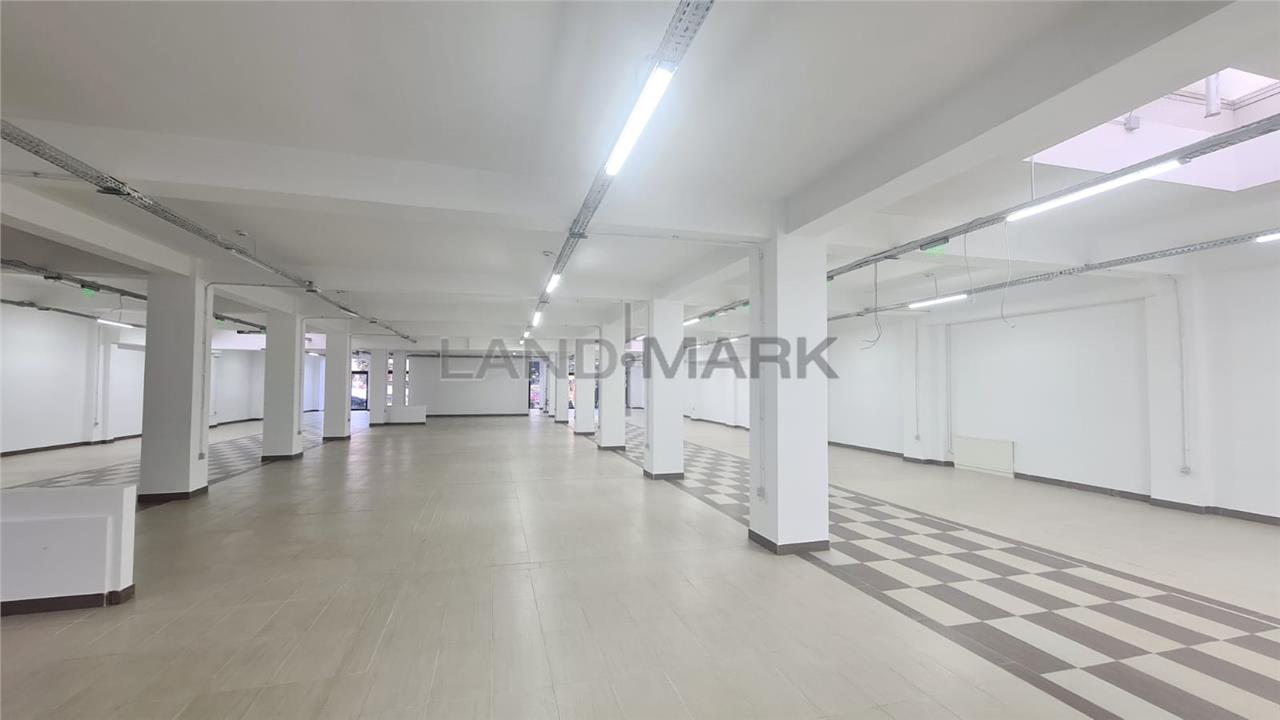 Spatiu comercial 850 mp , Vitrine, artera principala