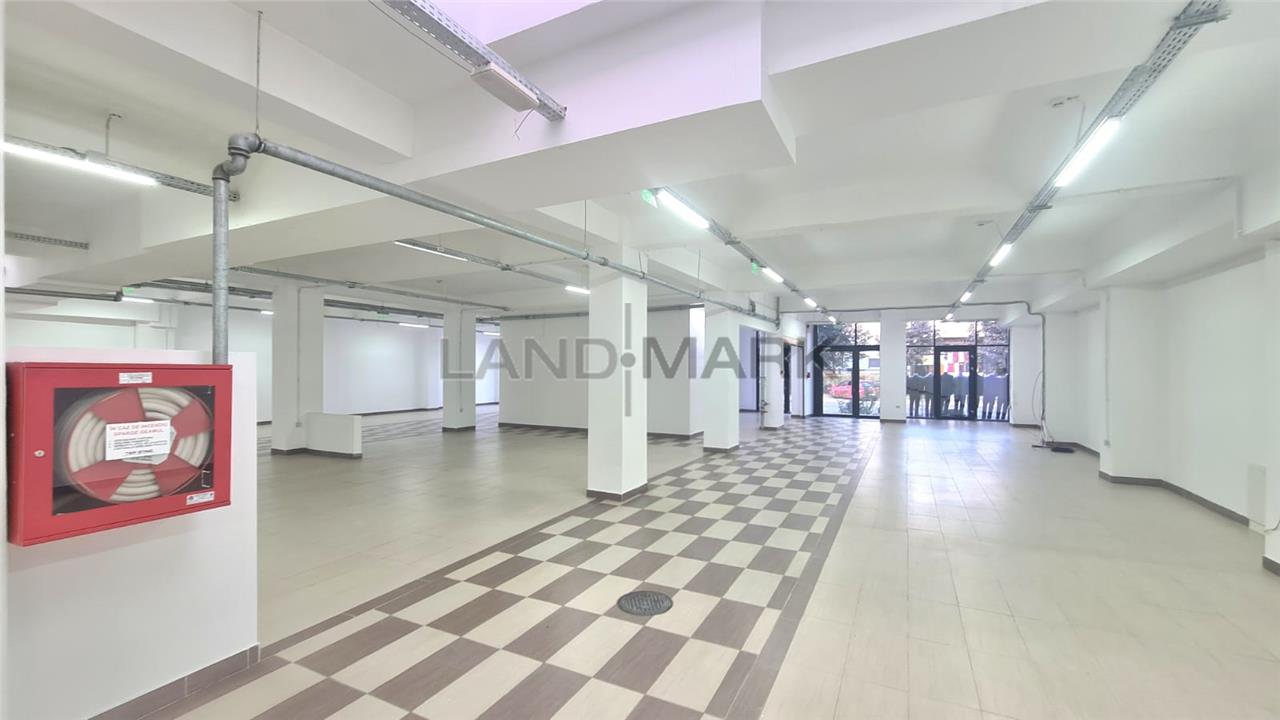 Spatiu comercial 850 mp , Vitrine, artera principala