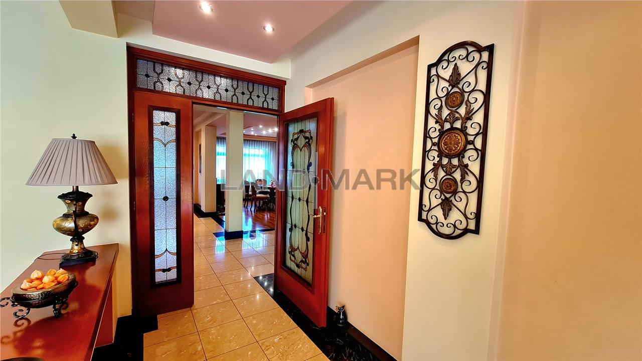 Vila generoasa, 4 dormitoare, piscina, garaj dublu, zona Girocului