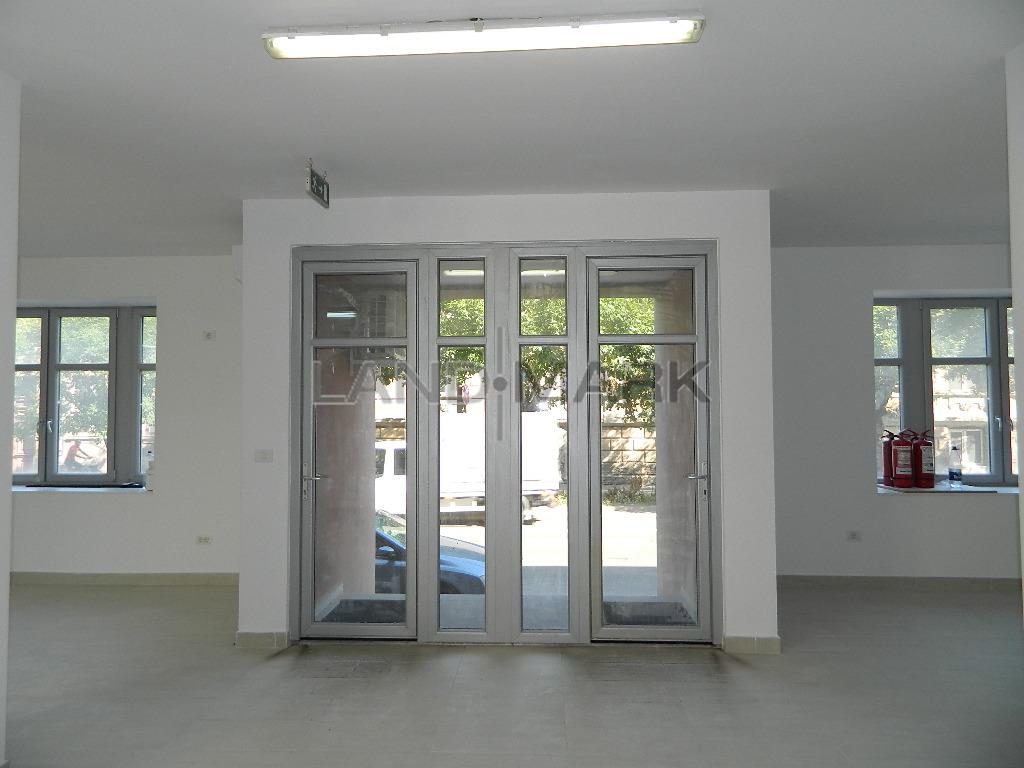 Spatiu comercial SAD 135 mp , parcare privata, zona Complex