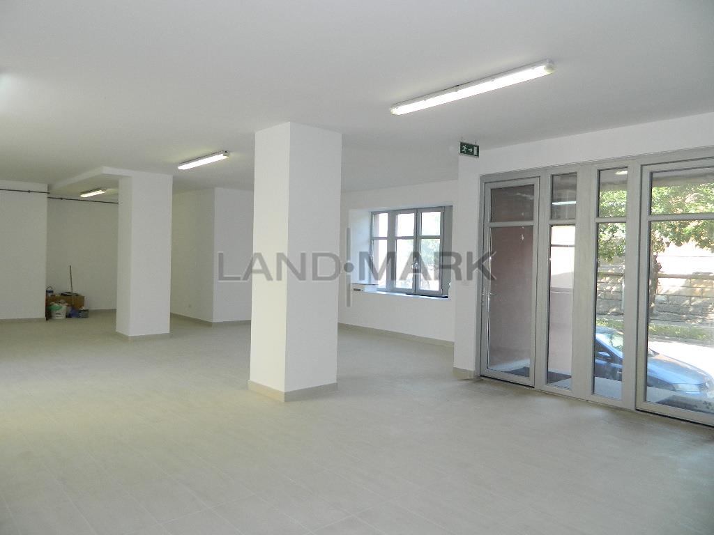 Spatiu comercial SAD 135 mp , parcare privata, zona Complex