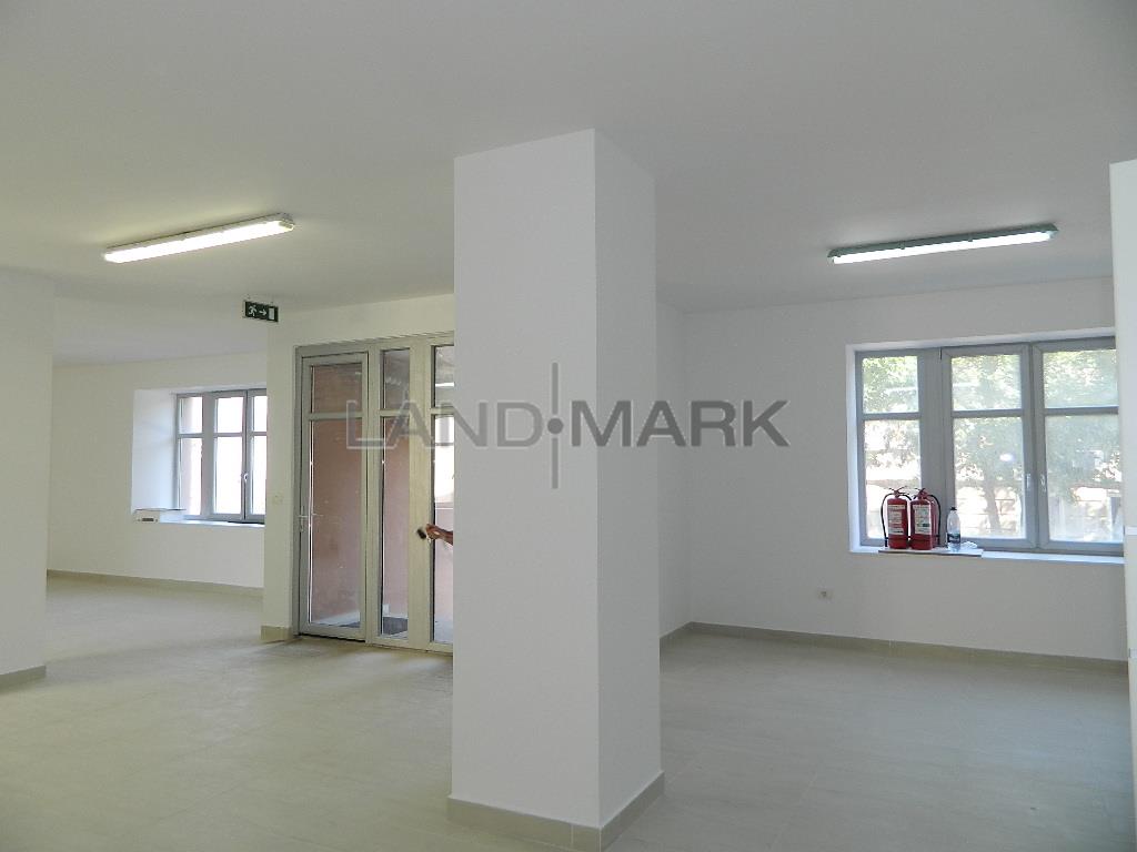 Spatiu comercial SAD 135 mp , parcare privata, zona Complex