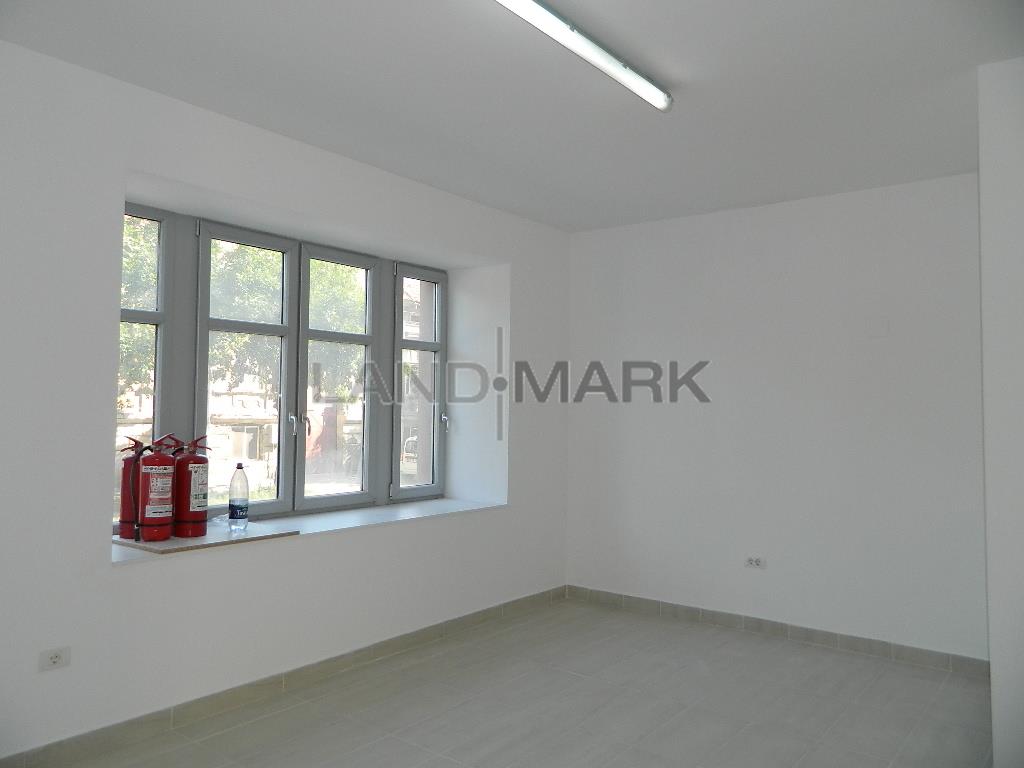 Spatiu comercial SAD 135 mp , parcare privata, zona Complex