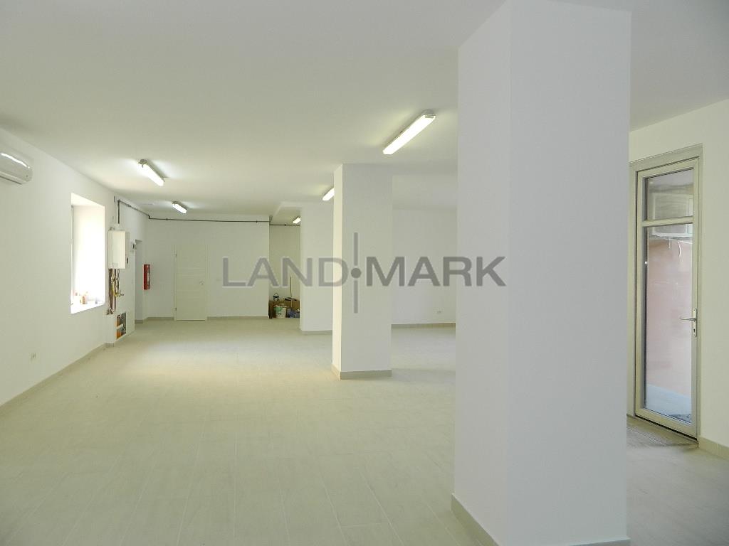 Spatiu comercial SAD 135 mp , parcare privata, zona Complex