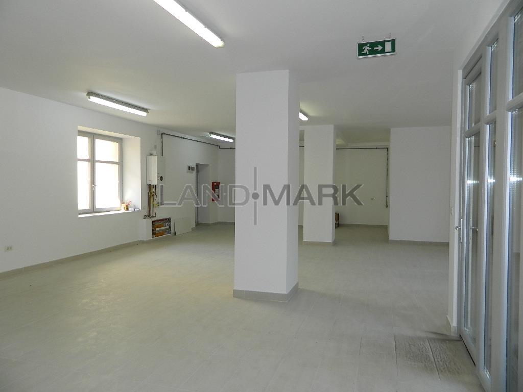 Spatiu comercial SAD 135 mp , parcare privata, zona Complex