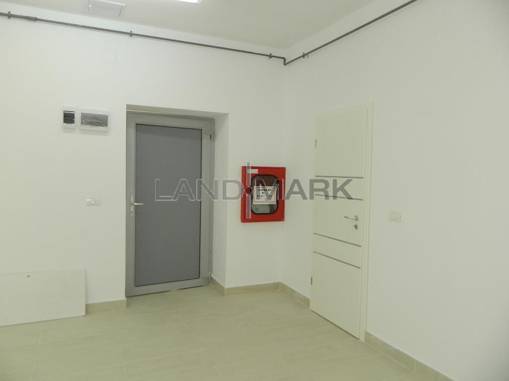 Spatiu comercial SAD 135 mp , parcare privata, zona Complex