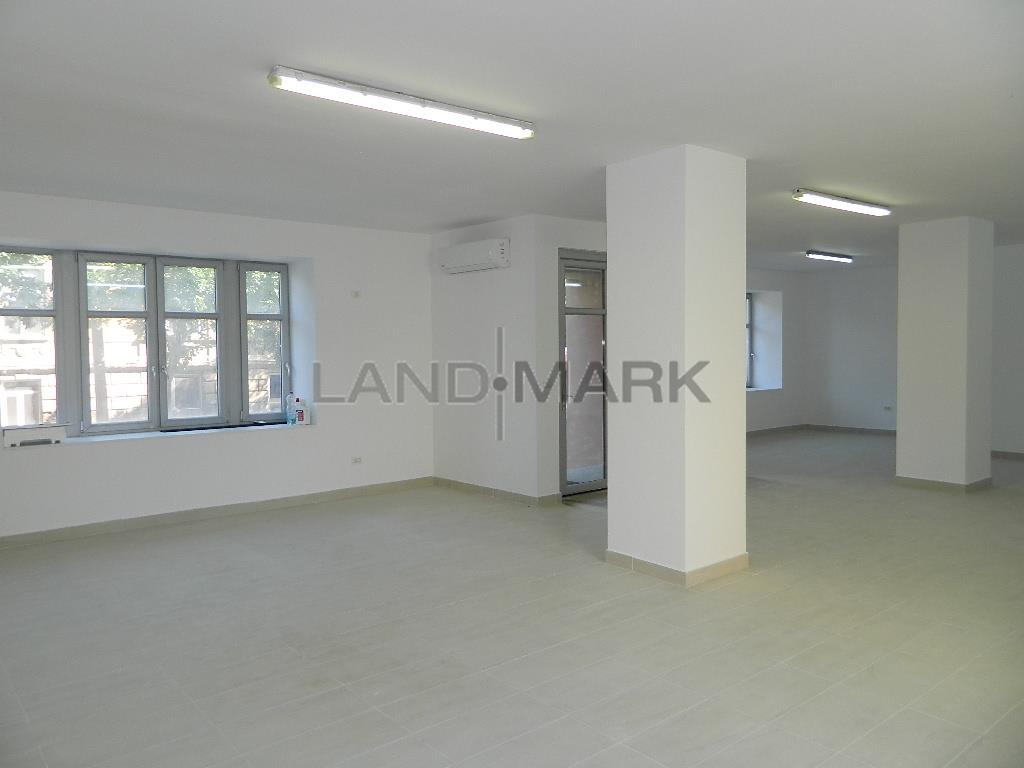 Spatiu comercial SAD 135 mp , parcare privata, zona Complex