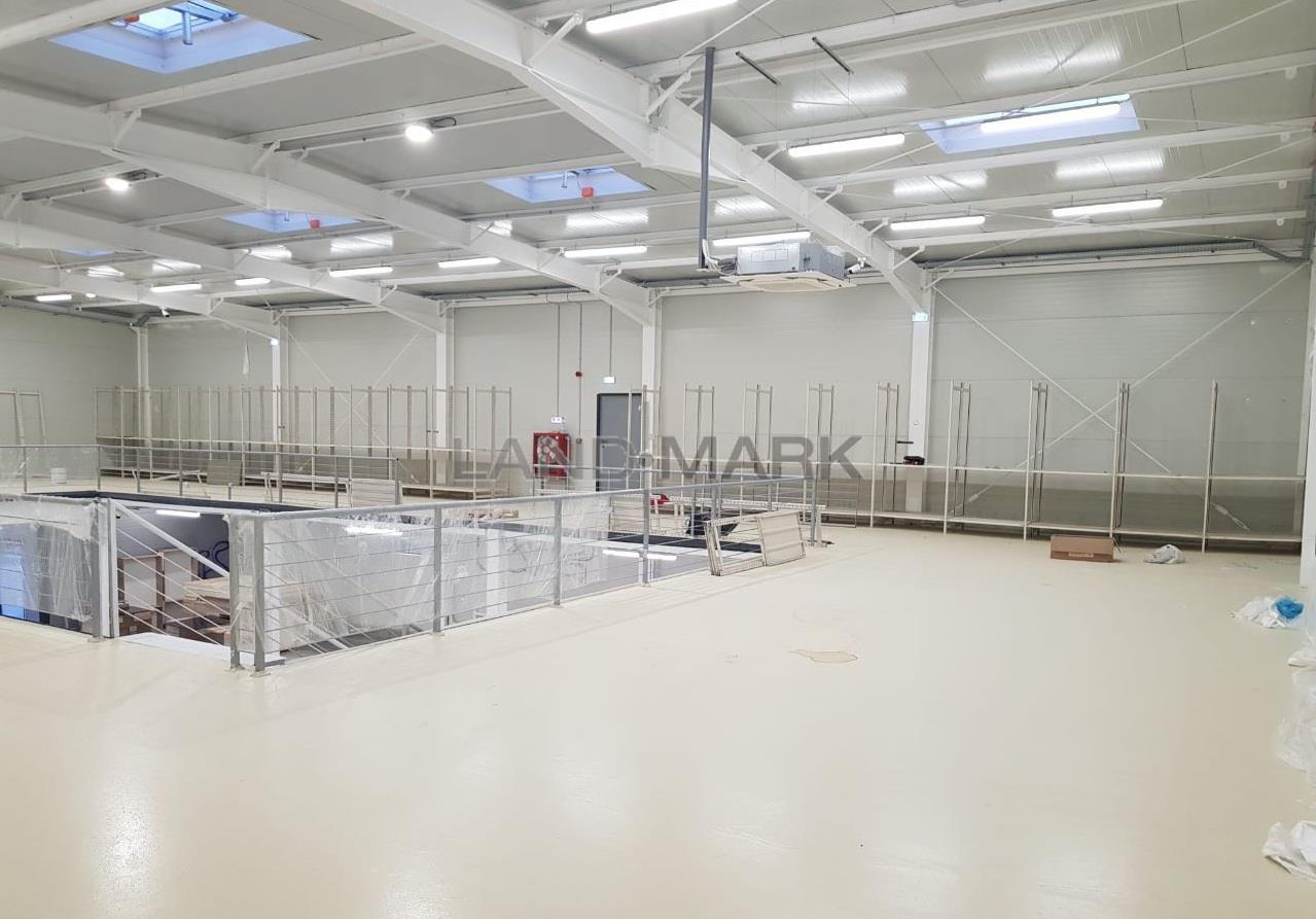 Spatiu comercial 890 mp, zona Girocului, parcare privata.