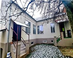 Casa cu 10 camere de vanzare,  zona Semicentrala,
